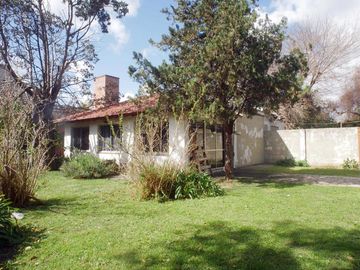 Chalet de 3 dorm en PB. Playroom y 4to dorm en PA. Fondo libre c/piscina. Gge p/ 3 autos. Temperley