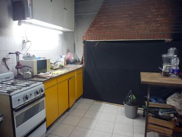 Chalet de 3 dorm en PB. Playroom y 4to dorm en PA. Fondo libre c/piscina. Gge p/ 3 autos. Temperley