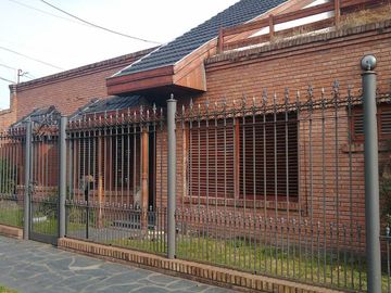 Chalet de 3 dorm en PB. Playroom y 4to dorm en PA. Fondo libre c/piscina. Gge p/ 3 autos. Temperley