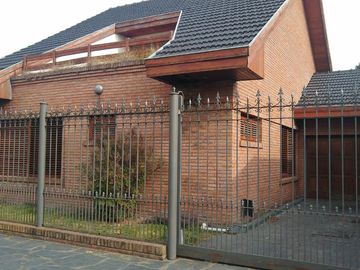 Chalet de 3 dorm en PB. Playroom y 4to dorm en PA. Fondo libre c/piscina. Gge p/ 3 autos. Temperley