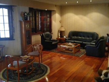 Chalet de 3 dorm en PB. Playroom y 4to dorm en PA. Fondo libre c/piscina. Gge p/ 3 autos. Temperley