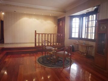 Chalet de 3 dorm en PB. Playroom y 4to dorm en PA. Fondo libre c/piscina. Gge p/ 3 autos. Temperley