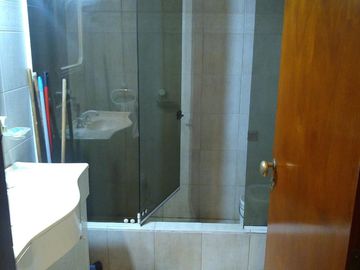 Chalet de 3 dorm en PB. Playroom y 4to dorm en PA. Fondo libre c/piscina. Gge p/ 3 autos. Temperley