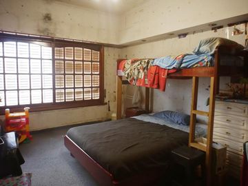 Chalet de 3 dorm en PB. Playroom y 4to dorm en PA. Fondo libre c/piscina. Gge p/ 3 autos. Temperley