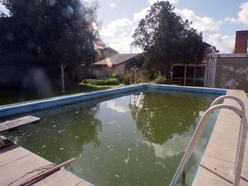 Chalet de 3 dorm en PB. Playroom y 4to dorm en PA. Fondo libre c/piscina. Gge p/ 3 autos. Temperley