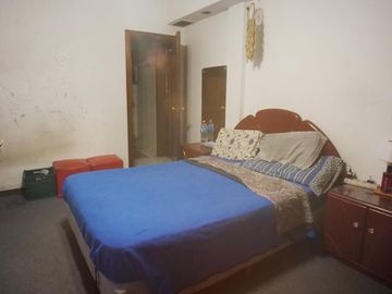 Chalet de 3 dorm en PB. Playroom y 4to dorm en PA. Fondo libre c/piscina. Gge p/ 3 autos. Temperley