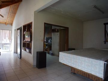 Chalet de 3 dorm en PB. Playroom y 4to dorm en PA. Fondo libre c/piscina. Gge p/ 3 autos. Temperley