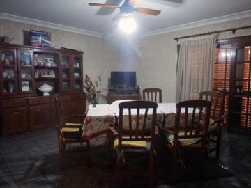 Chalet de 3 dorm en PB. Playroom y 4to dorm en PA. Fondo libre c/piscina. Gge p/ 3 autos. Temperley