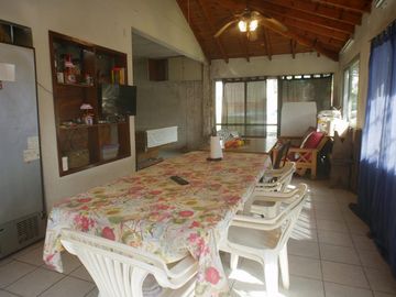 Chalet de 3 dorm en PB. Playroom y 4to dorm en PA. Fondo libre c/piscina. Gge p/ 3 autos. Temperley