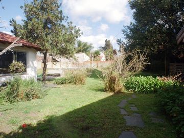 Chalet de 3 dorm en PB. Playroom y 4to dorm en PA. Fondo libre c/piscina. Gge p/ 3 autos. Temperley