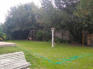 Chalet de 3 dorm en PB. Playroom y 4to dorm en PA. Fondo libre c/piscina. Gge p/ 3 autos. Temperley
