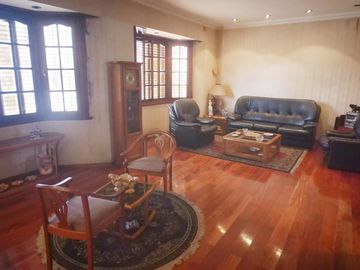 Chalet de 3 dorm en PB. Playroom y 4to dorm en PA. Fondo libre c/piscina. Gge p/ 3 autos. Temperley
