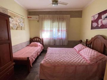 Casa 3 dormitorios con 2 deptos en zona centro