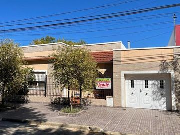 Casa 3 dormitorios con 2 deptos en zona centro