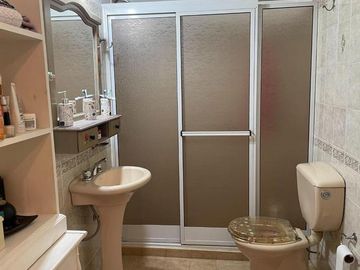 Casa 3 dormitorios con 2 deptos en zona centro