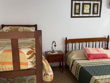 Casa 3 dormitorios con 2 deptos en zona centro