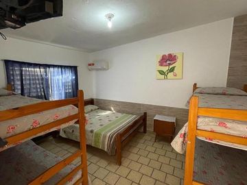 Casa 3 dormitorios con 2 deptos en zona centro