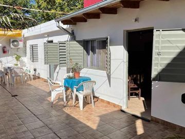 Casa 3 dormitorios con 2 deptos en zona centro
