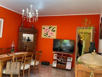 Casa 3 dormitorios con 2 deptos en zona centro