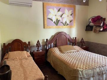 Casa 3 dormitorios con 2 deptos en zona centro