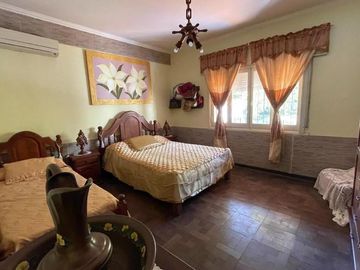 Casa 3 dormitorios con 2 deptos en zona centro