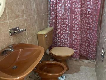 Casa 3 dormitorios con 2 deptos en zona centro