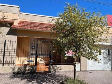 Casa 3 dormitorios con 2 deptos en zona centro