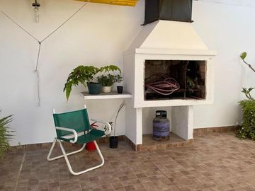 Casa 3 dormitorios con 2 deptos en zona centro