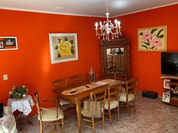 Casa 3 dormitorios con 2 deptos en zona centro