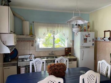 Casa 3 dormitorios con 2 deptos en zona centro