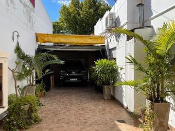 Casa 3 dormitorios con 2 deptos en zona centro