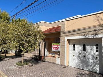 Casa 3 dormitorios con 2 deptos en zona centro