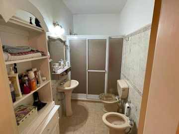 Casa 3 dormitorios con 2 deptos en zona centro