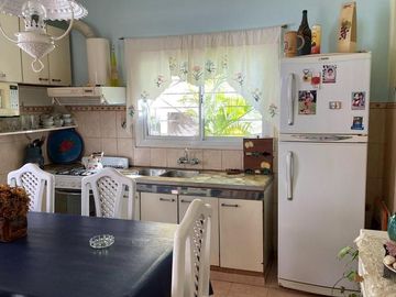 Casa 3 dormitorios con 2 deptos en zona centro