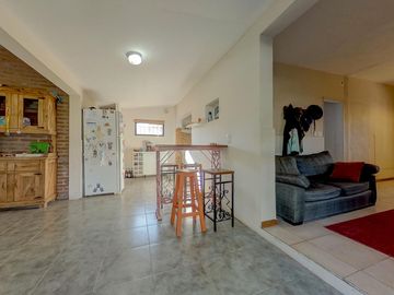 Casa en venta 3 Dormitorios con Piscina - Funes
