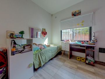 Casa en venta 3 Dormitorios con Piscina - Funes