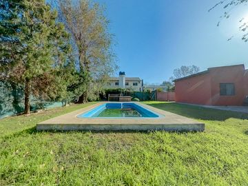 Casa en venta 3 Dormitorios con Piscina - Funes