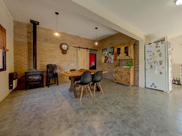 Casa en venta 3 Dormitorios con Piscina - Funes