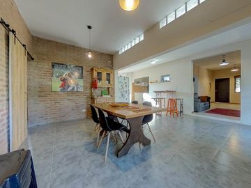 Casa en venta 3 Dormitorios con Piscina - Funes