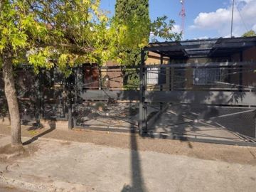 Casa en venta - 3 Dormitorios 2 Baños - Cochera - 200Mts2 - Don Orione