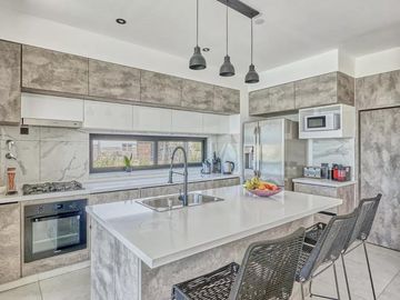 Casa en venta - 5 Dormitorios 5 Baños - 820Mts2 - El Canton, Escobar