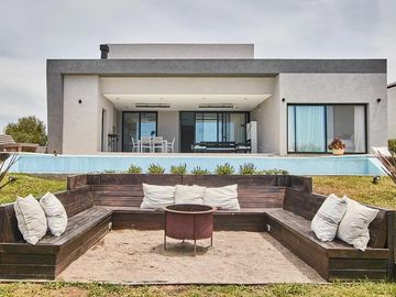 Casa en venta - 5 Dormitorios 5 Baños - 820Mts2 - El Canton, Escobar
