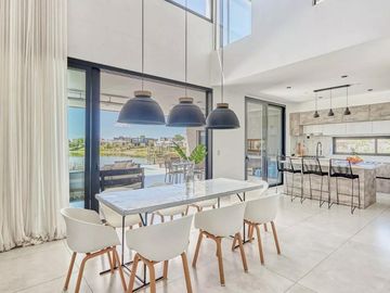 Casa en venta - 5 Dormitorios 5 Baños - 820Mts2 - El Canton, Escobar