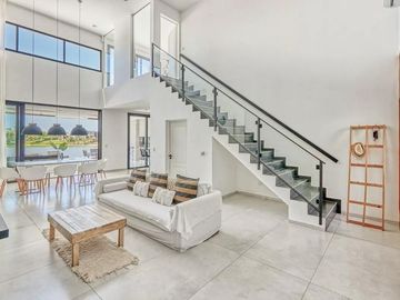 Casa en venta - 5 Dormitorios 5 Baños - 820Mts2 - El Canton, Escobar