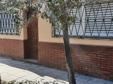 Venta - Departamento tipo casa - 3 ambientes - Al frente -  Patio - Terraza - Lanús Este