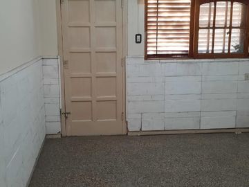 Venta - Departamento tipo casa - 3 ambientes - Al frente -  Patio - Terraza - Lanús Este