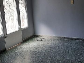 Venta - Departamento tipo casa - 3 ambientes - Al frente -  Patio - Terraza - Lanús Este