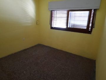Venta - Departamento tipo casa - 3 ambientes - Al frente -  Patio - Terraza - Lanús Este