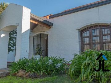 Casa en Venta en Capilla del Señor con parque de 1700 m2 en el casco urbano.