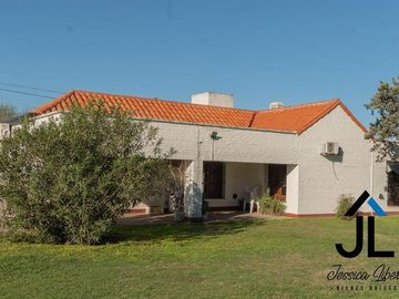 Casa en Venta en Capilla del Señor con parque de 1700 m2 en el casco urbano.